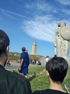 Un celta, la milenaria torre y la estatua de Breogán de Xosé Cid